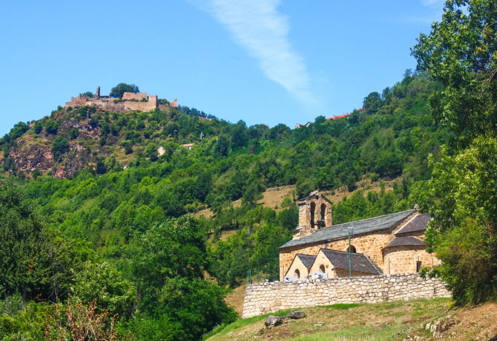 Fin de randonnée à Vernaux, avec vue sur l'église et le château de Lordat
