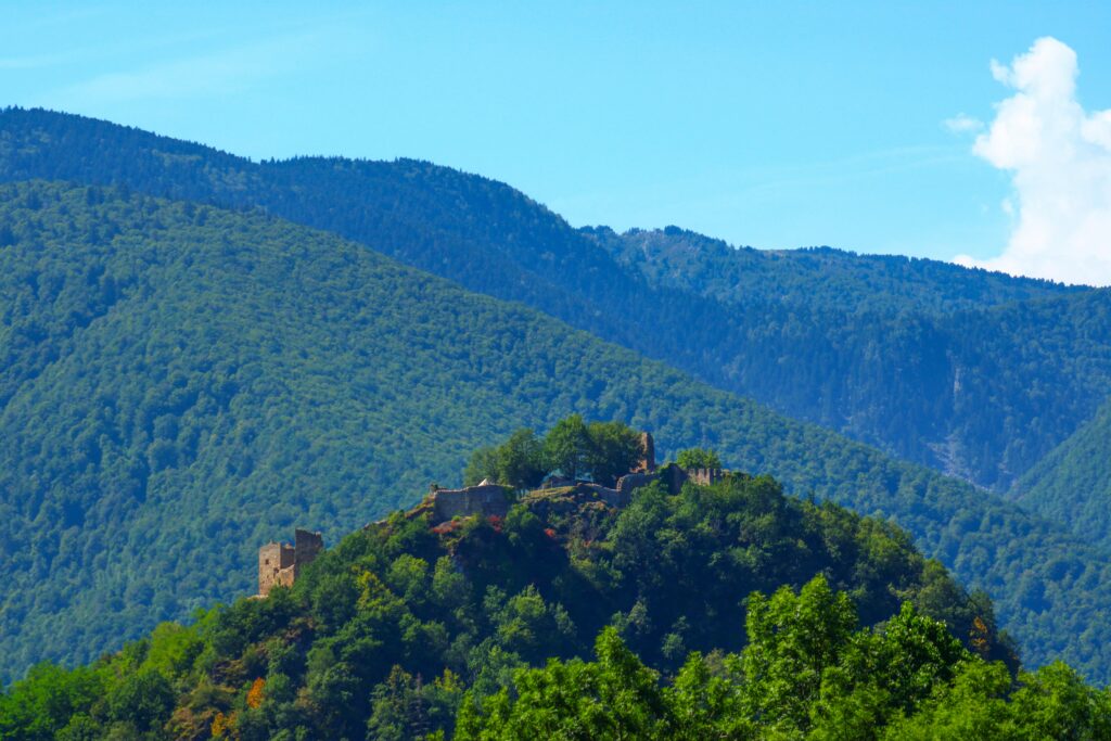 Le château de Lordat domine la vallée de Foix