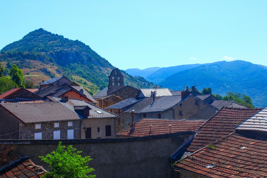 village de Lordat et son église, au coeur de l'Ariège