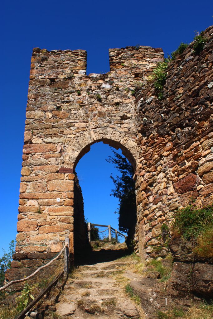 Porte d'entrée du chateau de Lordat