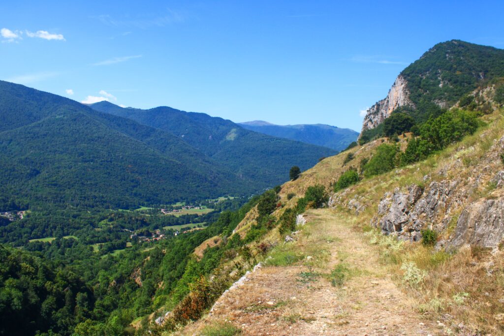 Le sentier descend vers Urs. panoramas somptueux sur la vallée de l'Ariège..