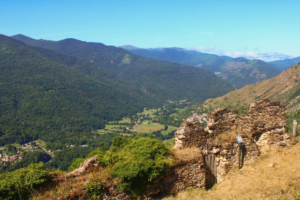 le chateau de Lordat offre un panorama sur la vallée de Foix