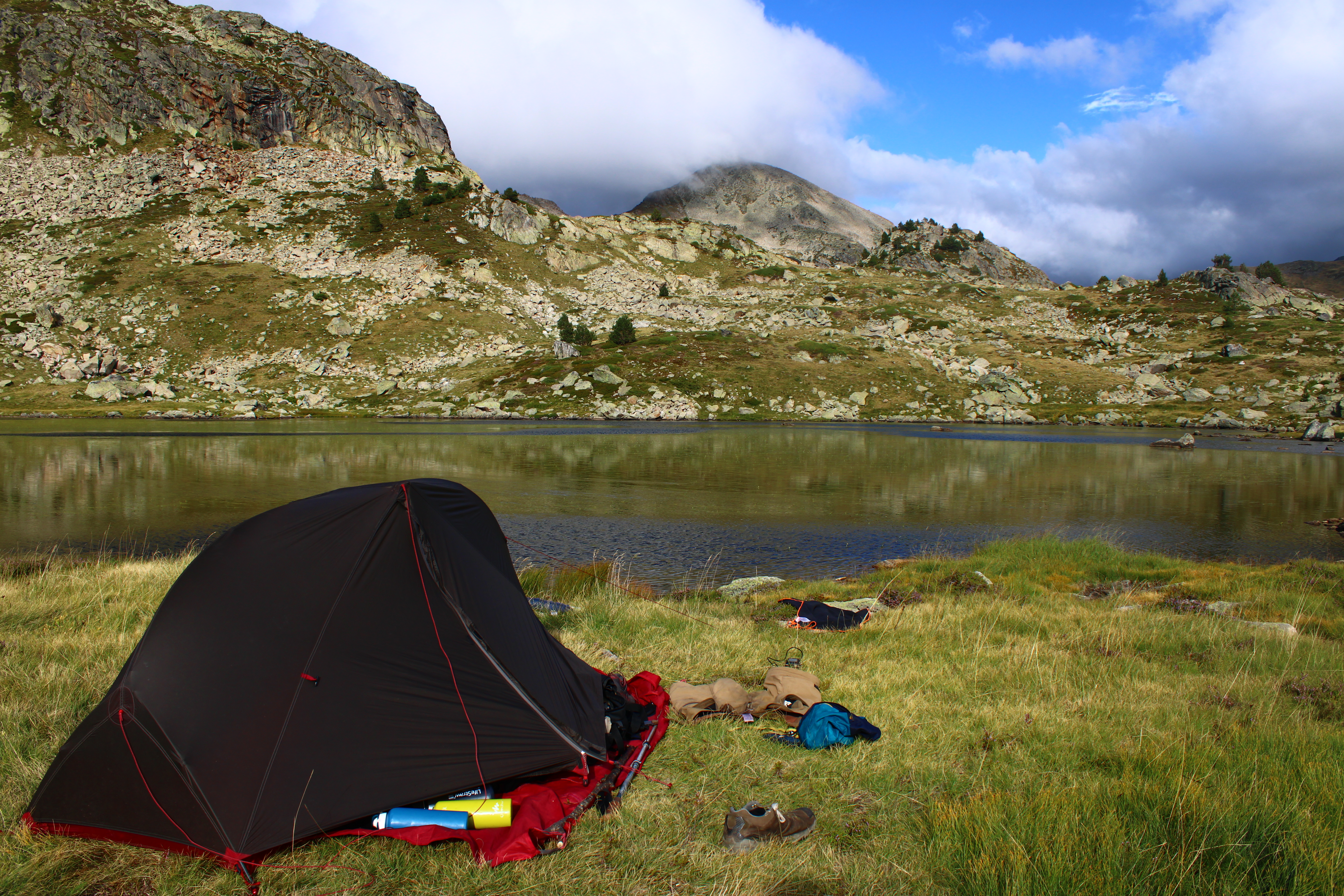 Bivouac au bord de l'étang de Lanoset, à deux pas du Carlit, point culminant des Pyrénées-Orientales.