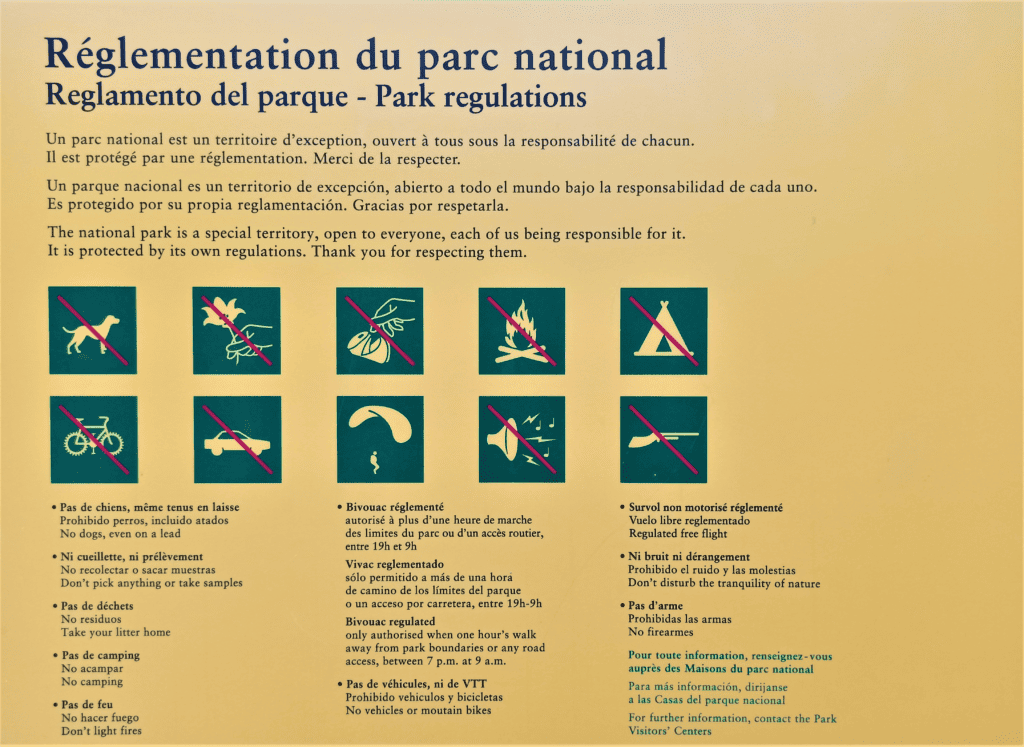Ce panneau décrit les obligations à respecter dans le périmètre du parc national des Pyrénées