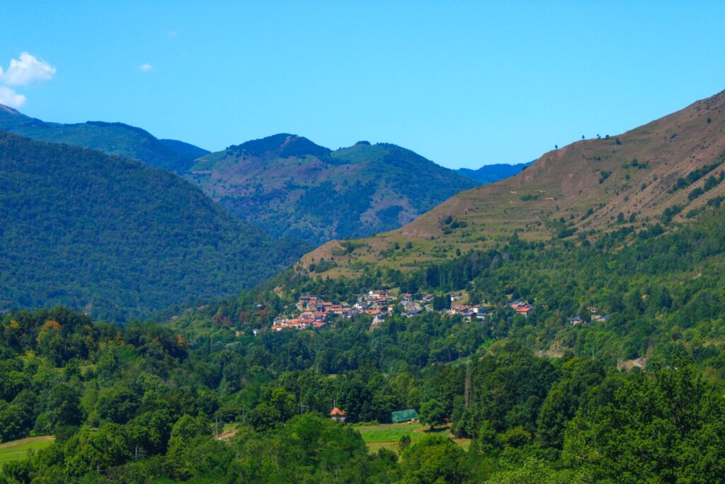 La vallée de l'Ariège est riche en petits villages à flanc de montagne