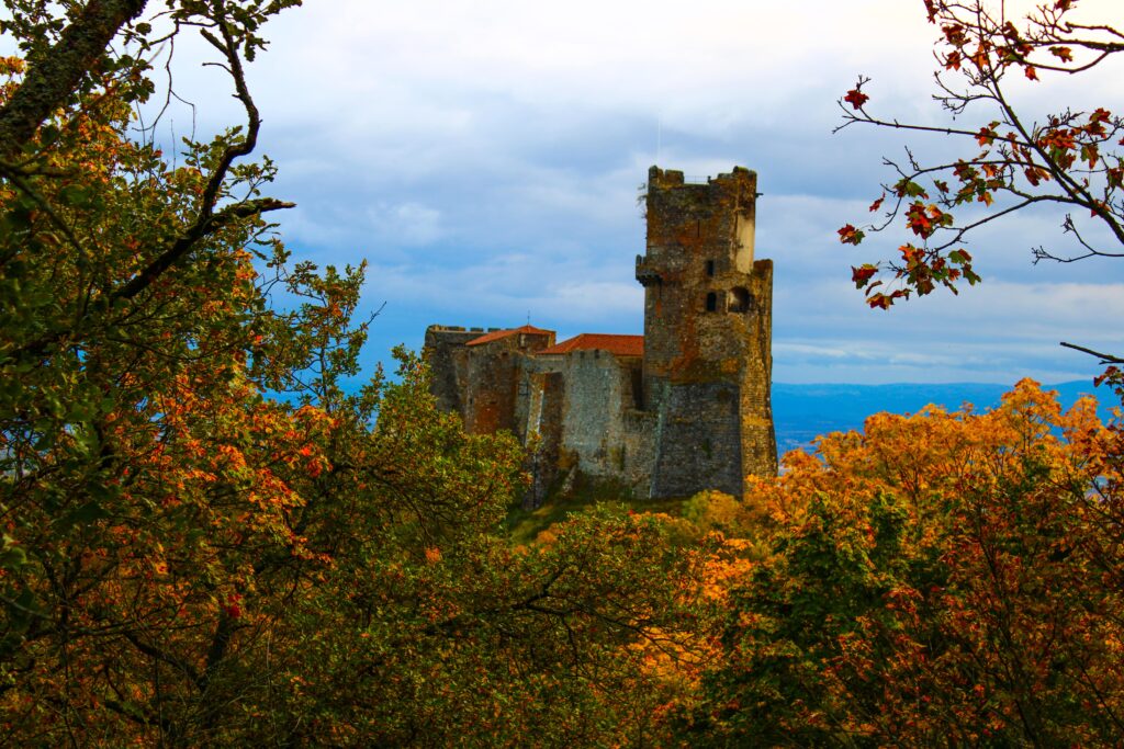 le château de Tournoël dans les forêts orangées de l'automne, en Auvergne