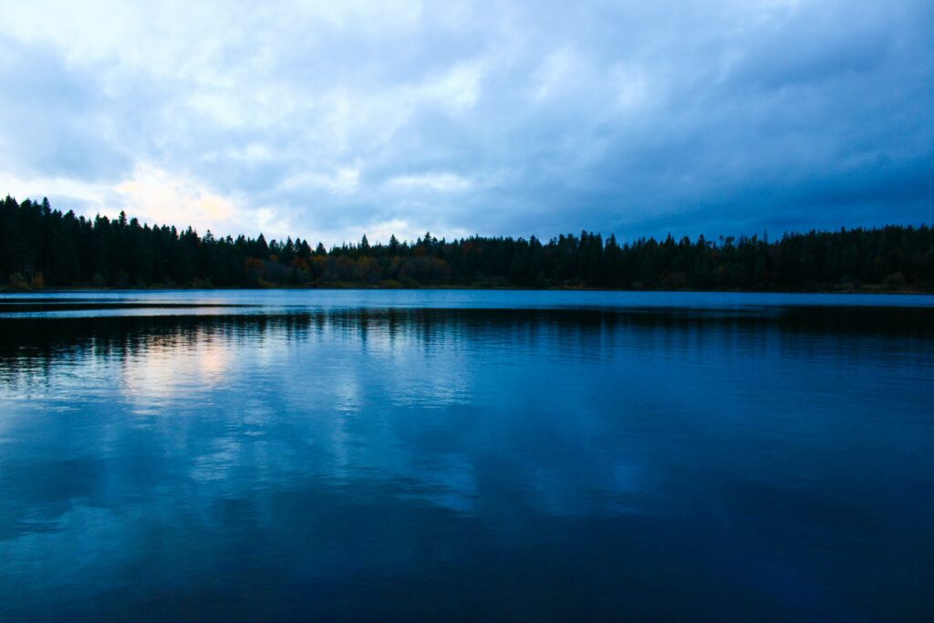 le lac de Servières, lieu de repos et de méditation, sur le GR441