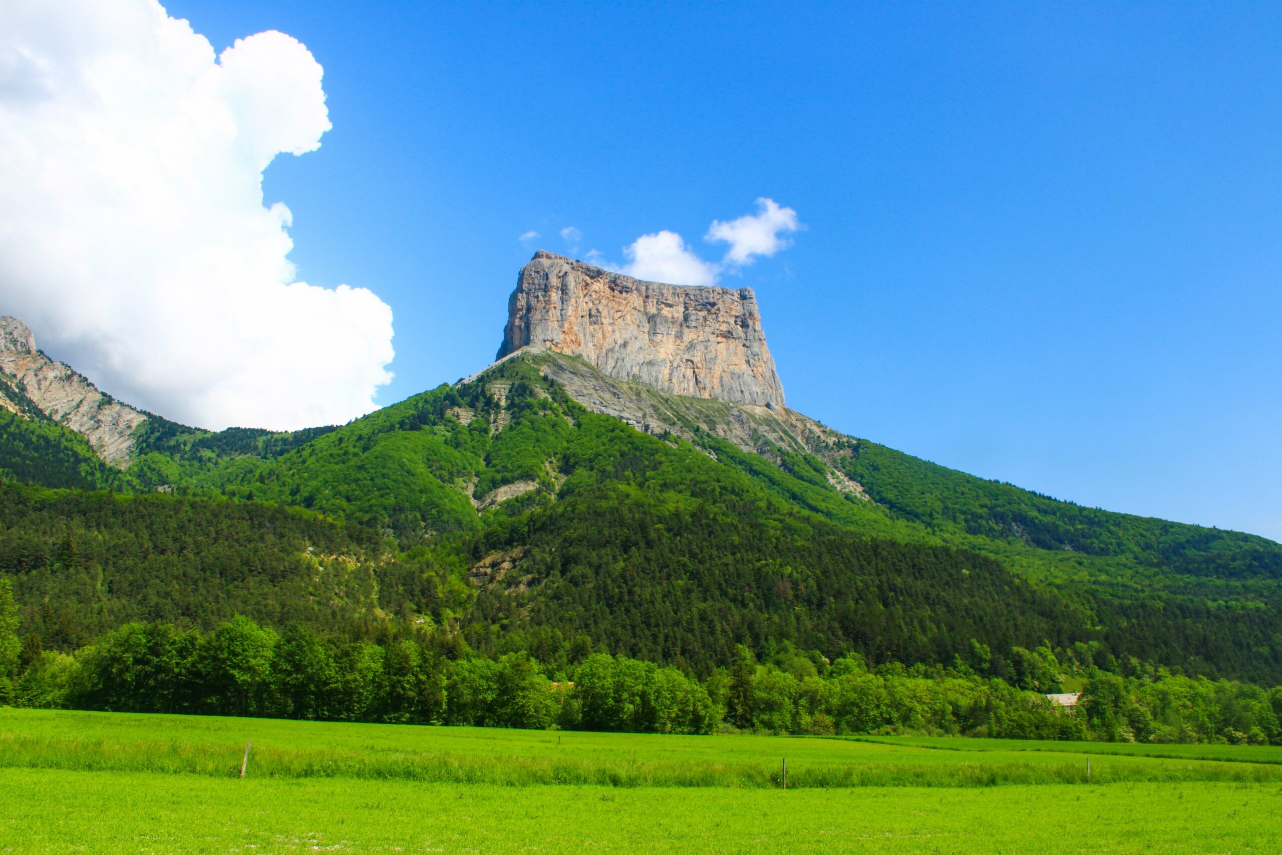 You are currently viewing Balade au pied du mont Aiguille, un symbole du Vercors
