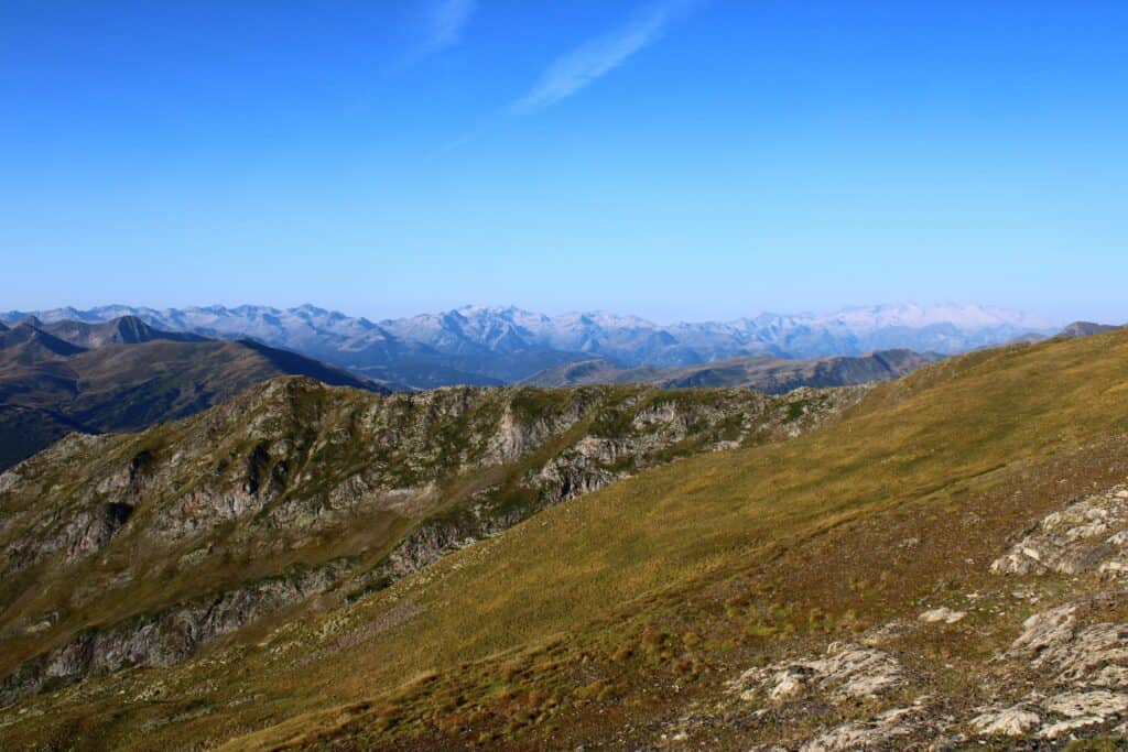 les crêtes de la montagne de Barlonguère avec vue sur l'Aneto et les Pyrénées espagnoles