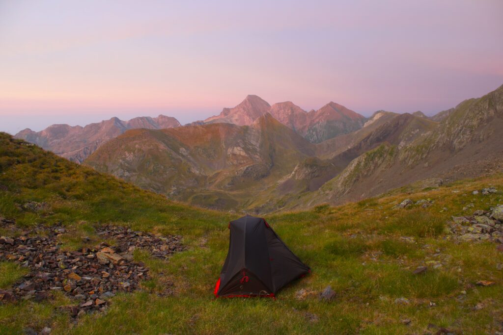 tente plantée face au Mont Valier, au pied du pic de Barlonguère