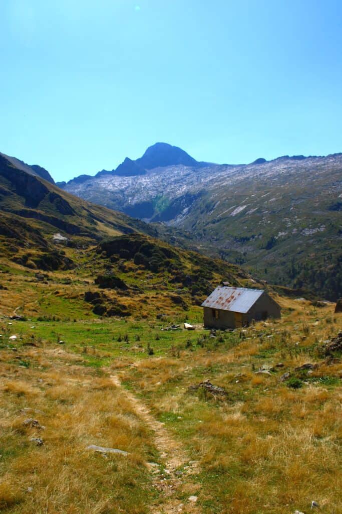 La petite cabane du Taus sous le Mont Valier