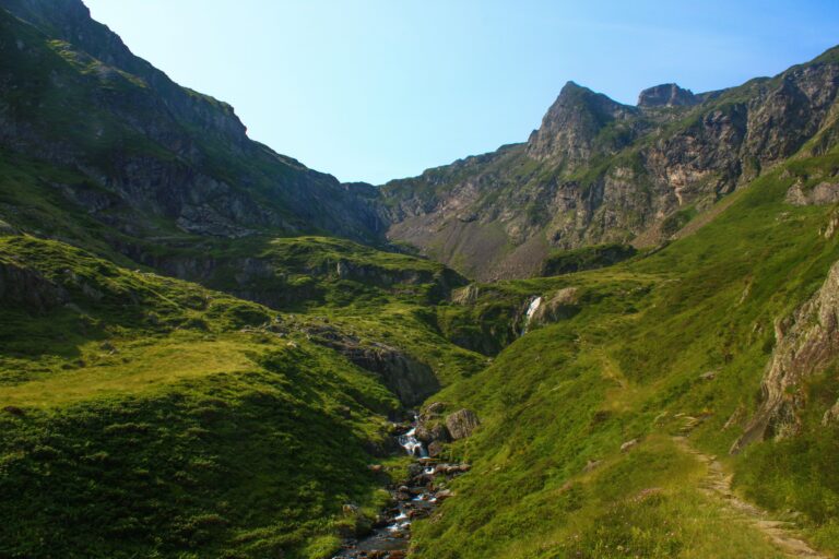 Le joli cirque menant au lac d'Uzious, en vallée du Valentin, à Gourette