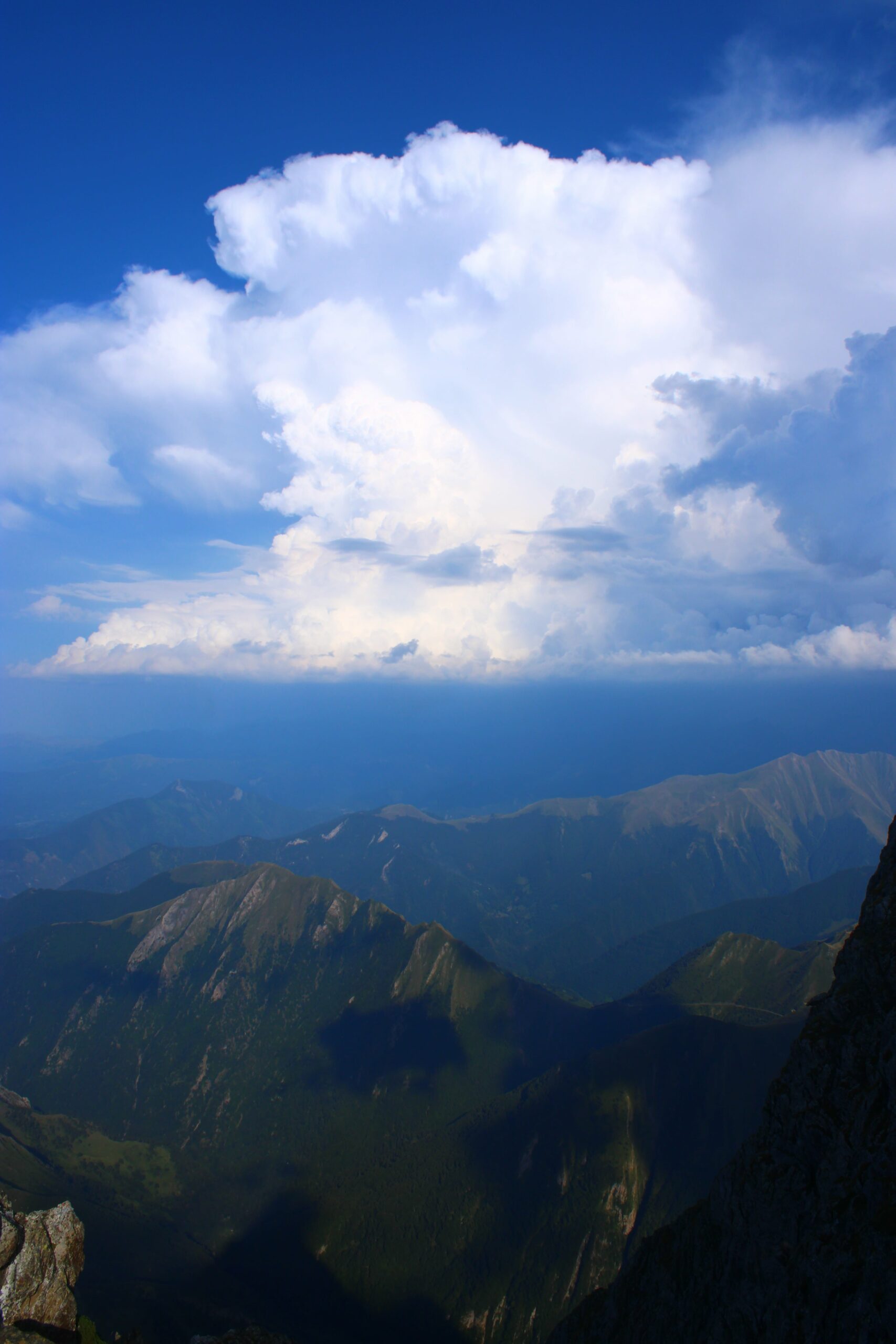Les cumulonimbus prennent de l'ampleur côté espagnol de la chaine des Pyrénées, vu depuis le mont Valier