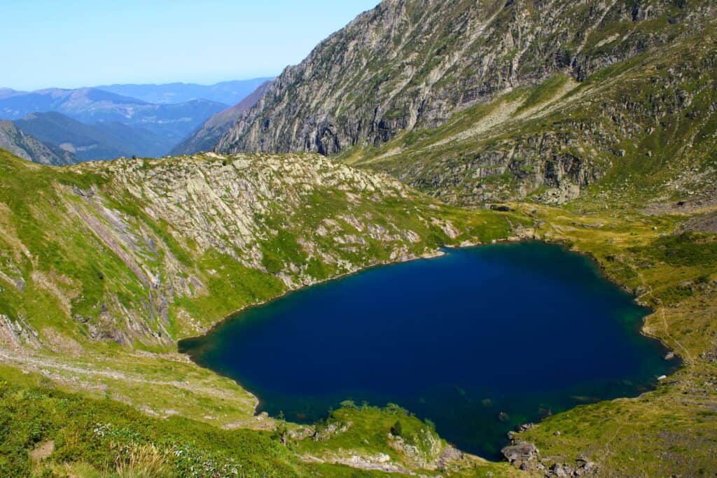L'étang rond, en dessous de l'étang Long, d'un bleu superbe au pied du mont Valier