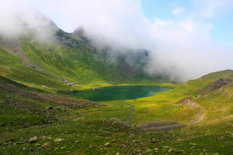 Nous arrivons au lac d'Anglas dans une ambiance montagnarde apaisante et superbe