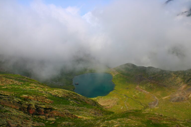 Le lac d'Anglas, pris par le brouillard, finit par se dévoiler à nos yeux