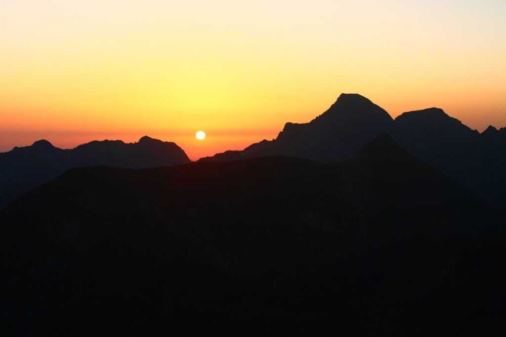 magnifique lever de soleil vers le Mont Valier depuis l'étang du tuc du mil