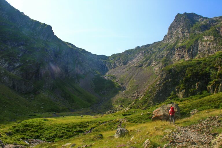 le sentier s'élève magnifiquement vers le lac d'Uzious, le paysage devient plus minéral