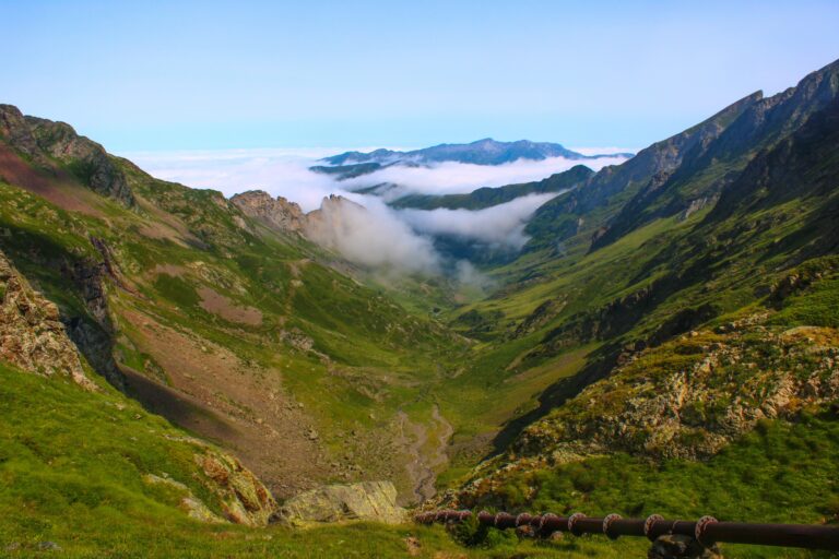 le passage délicat de la conduite forcée, passage obligé pour arriver au lac d'Uzious