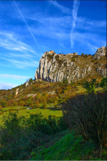 vue du château de Roquefixade depuis le bas du village.