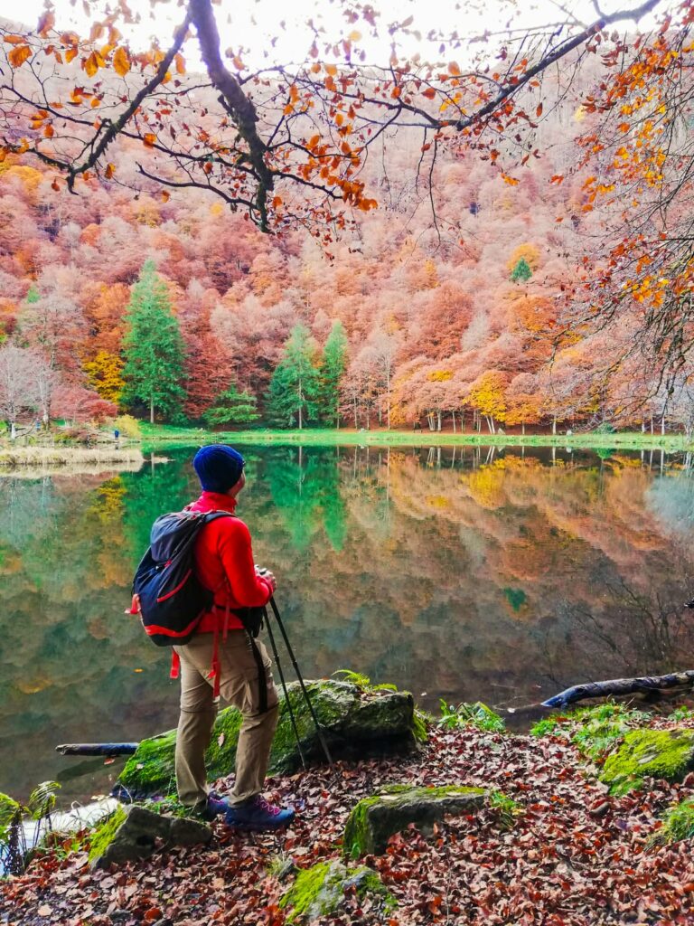 Faire le tour de l'étang de Bethmale, c'est s'émerveiller face aux couleurs d'automne et leurs reflets.