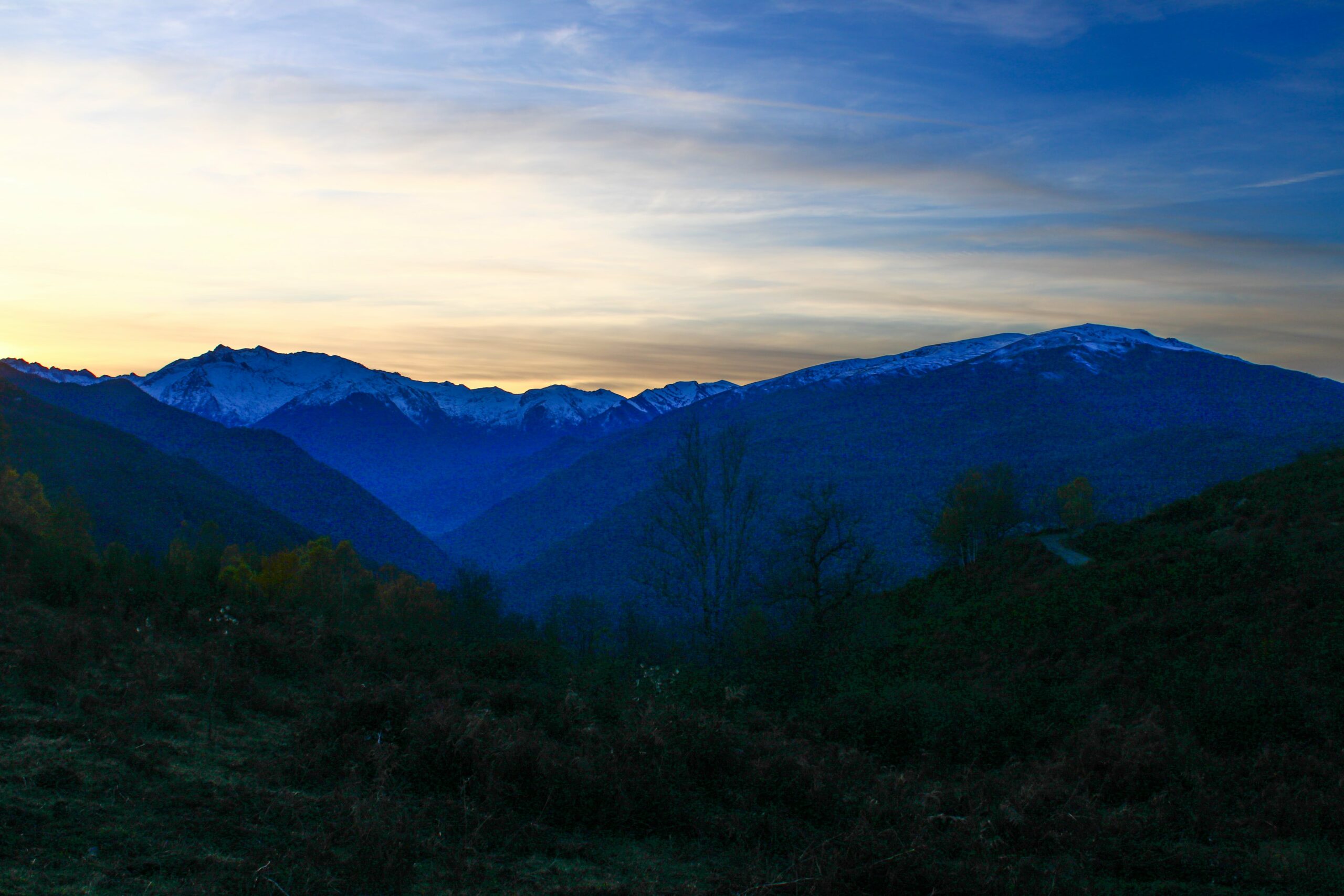 Nuit tombante sur les montagnes au dessus de Miglos en Ariège