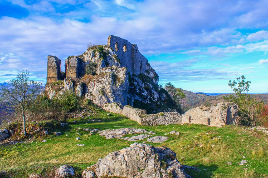 impressionnant donjon ruiné du château cathare de Roquefixade, sur le GR367 et le GRP d'Olmes.