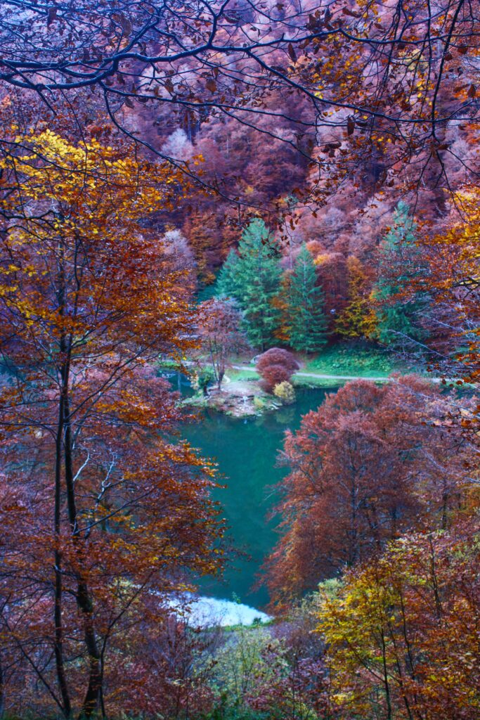 La balade surplombe l'étang de Bethmale et ses magnifiques couleurs d'automne