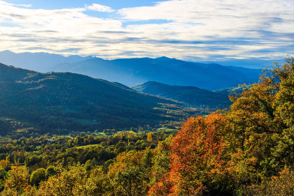Les Pyrénées ariégeoises aux couleurs magnifiques de l'automne, en fin de journée