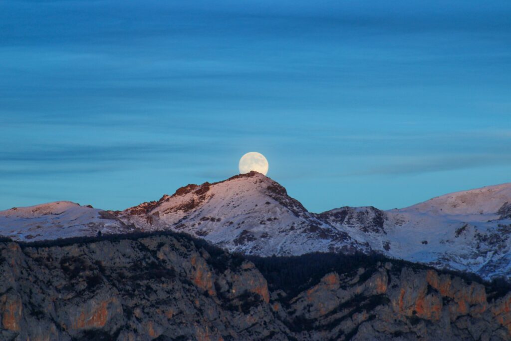 Lever de Lune sur le massif de Tabe en Ariège