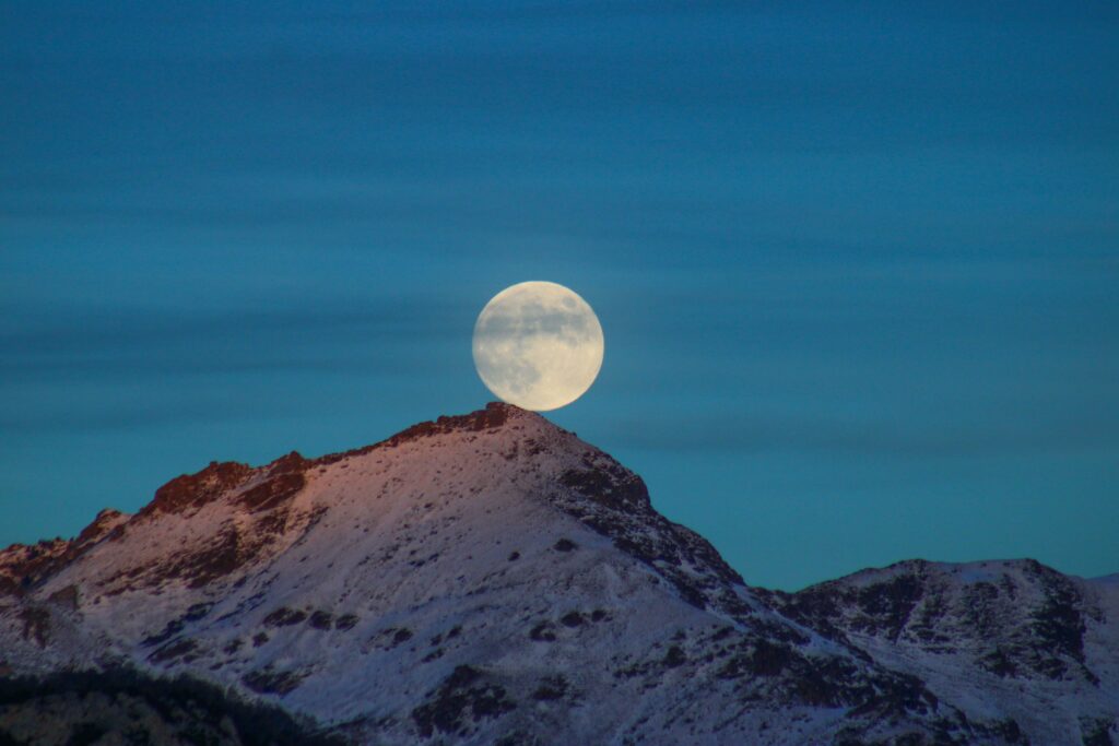 La Lune est posée sur le massif de Tabe, l'espace de quelques instants