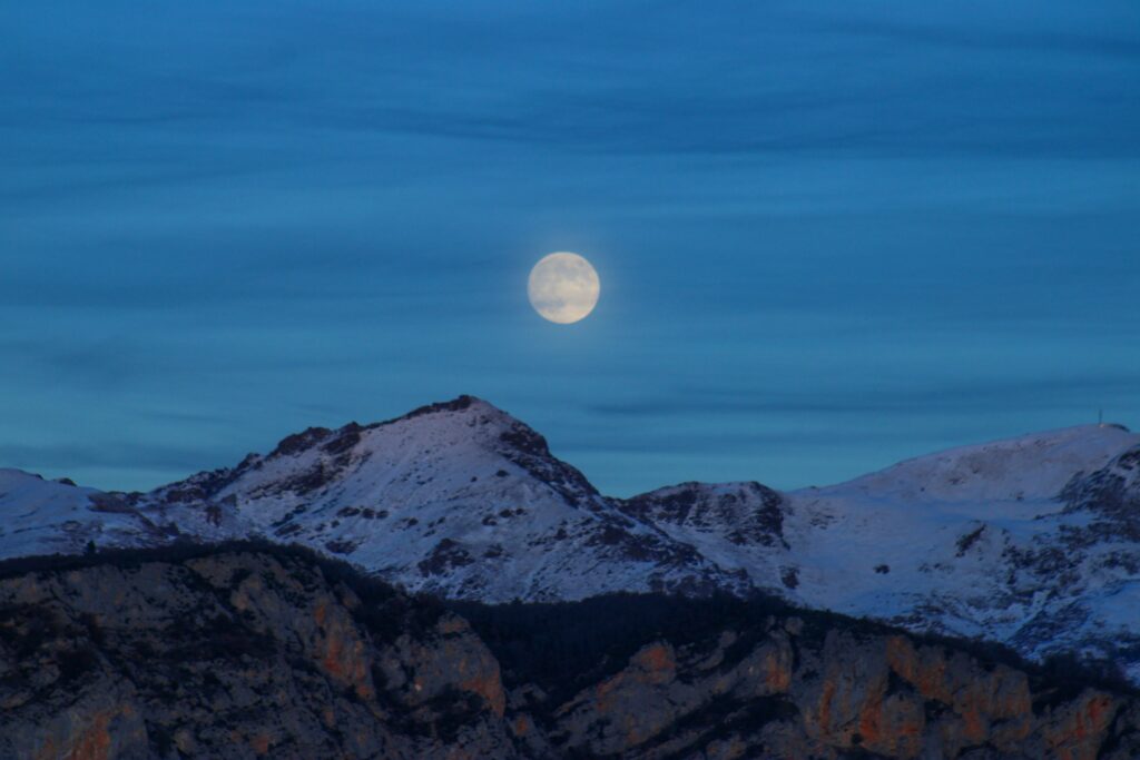 La pleine Lune s'envole vers les cieux, elle s'est levée sur le massif de Tabe, au coeur de l'Ariège