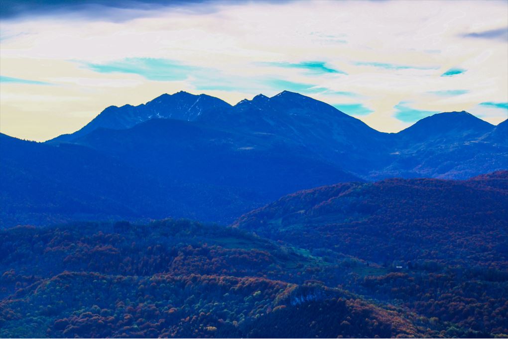 le massif de Tabe domine le pays d'Olmes, en Ariège