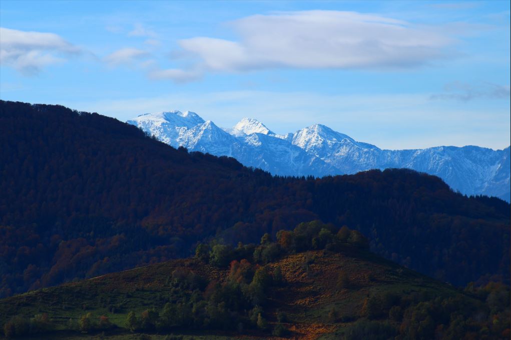 le massif du montcalm enneigé domine l'Ariège et le pays d'Olmes