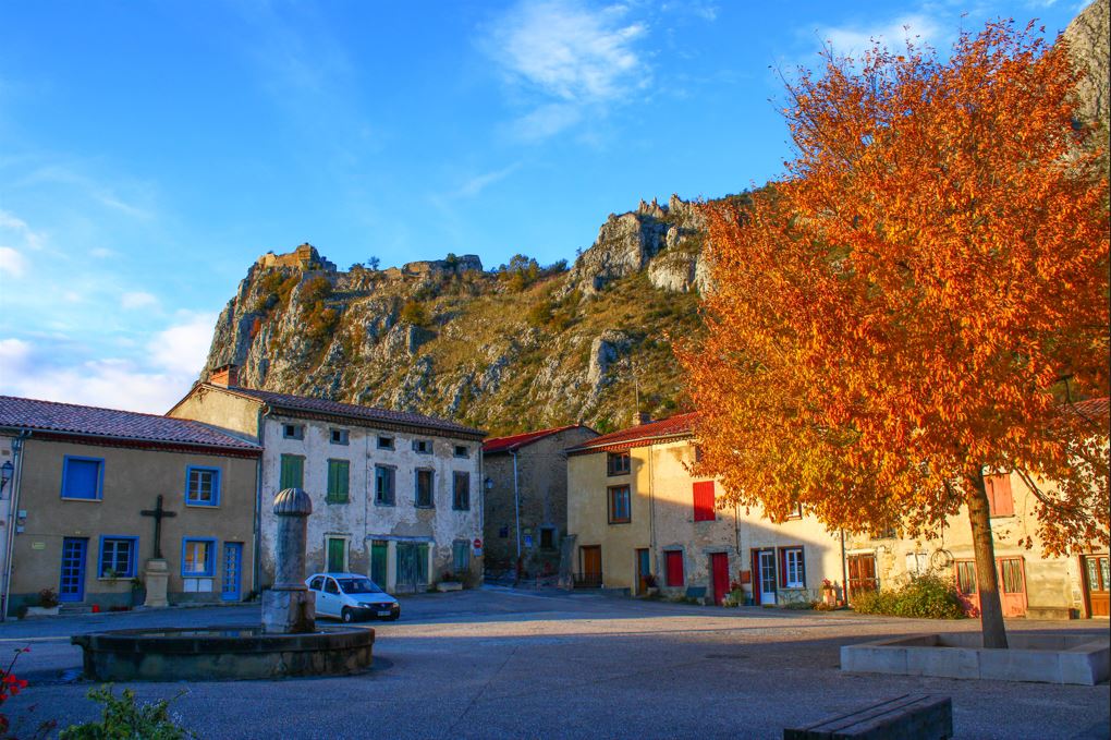 La place sobre du village de Roquefixade et son château cathare