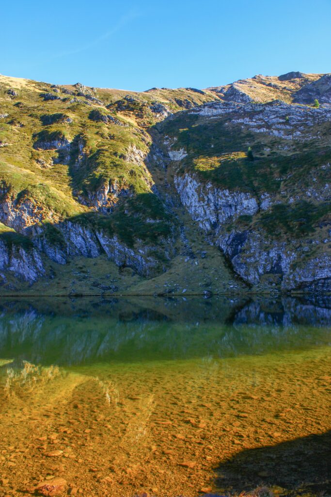 Les reflets étonnants de l'étang d'Eychelle en Ariège