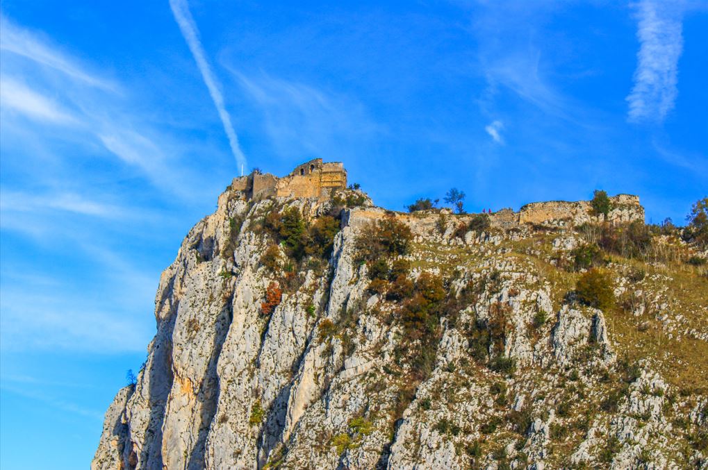 Le château domine le village de Roquefixade, du haut de sa falaise escarpée.