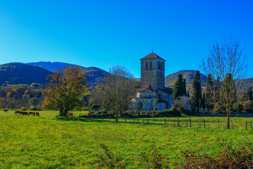 La jolie basilique Saint-Just, sur le chemin du GR78, au pied des Pyrénées