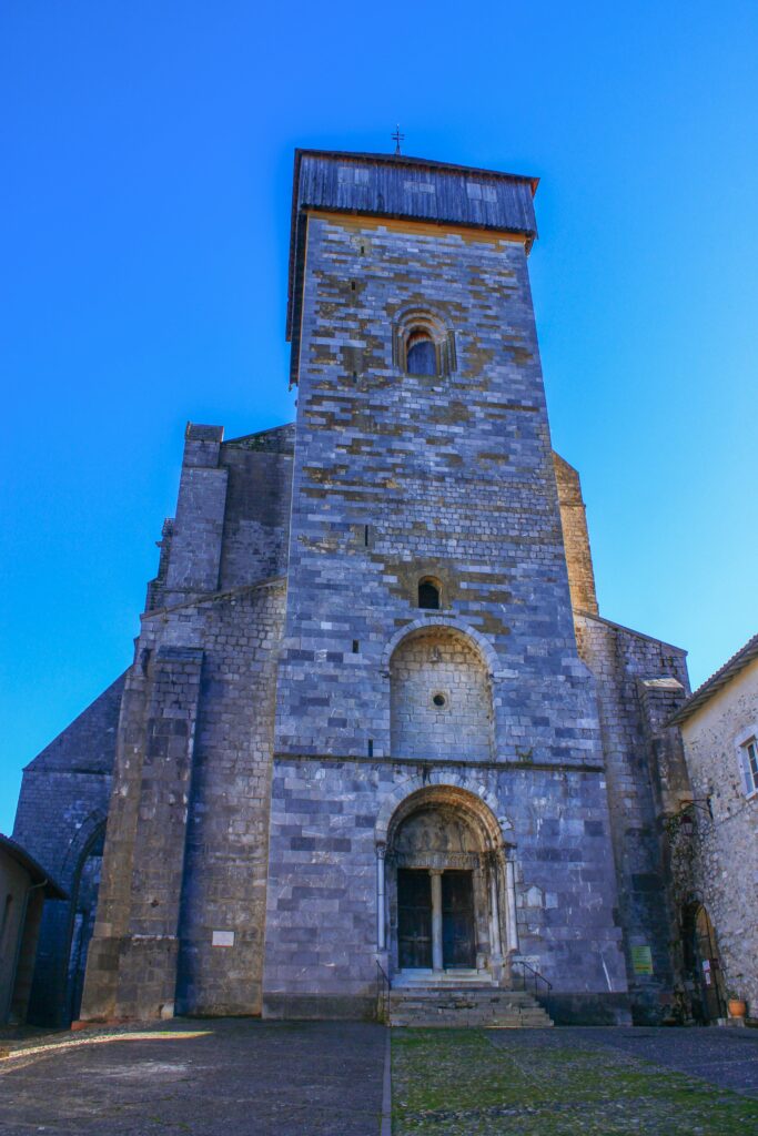 Le parvis de la cathédrale Notre-Dame de Saint-Bertrand-de-Comminges