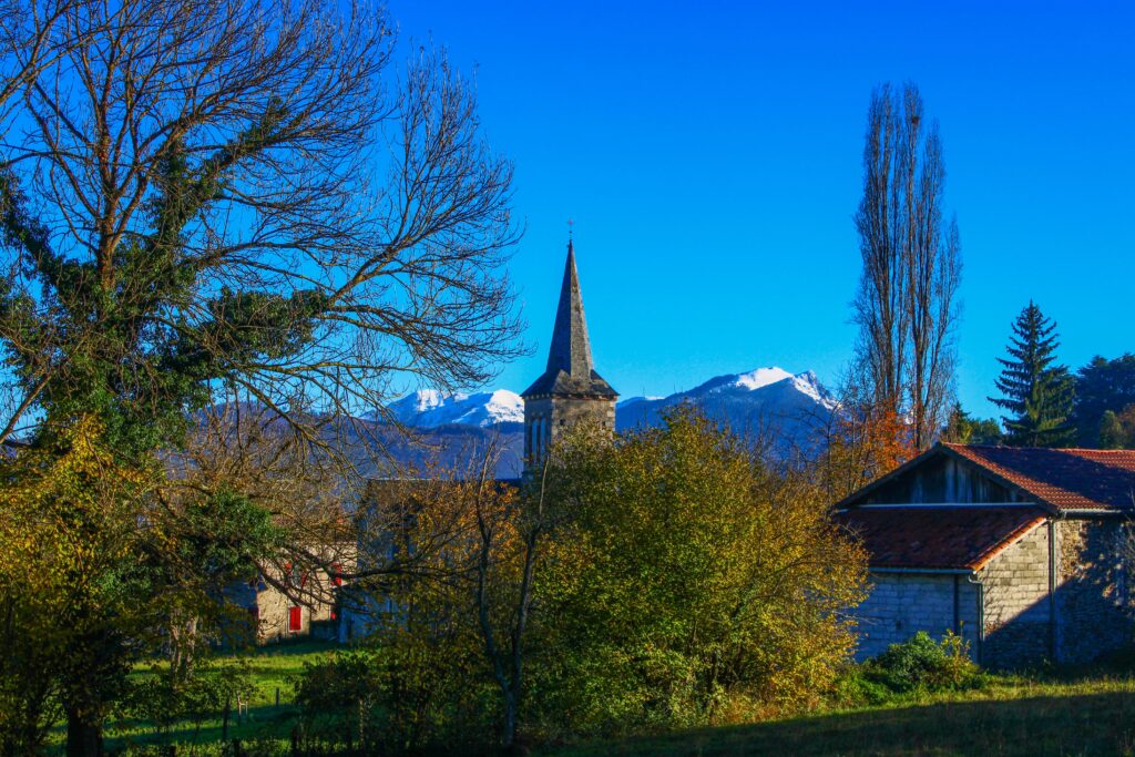 De jolies églises ornent les villages du piémont pyrénéen au coeur du Comminges, face aux montagnes enneigées