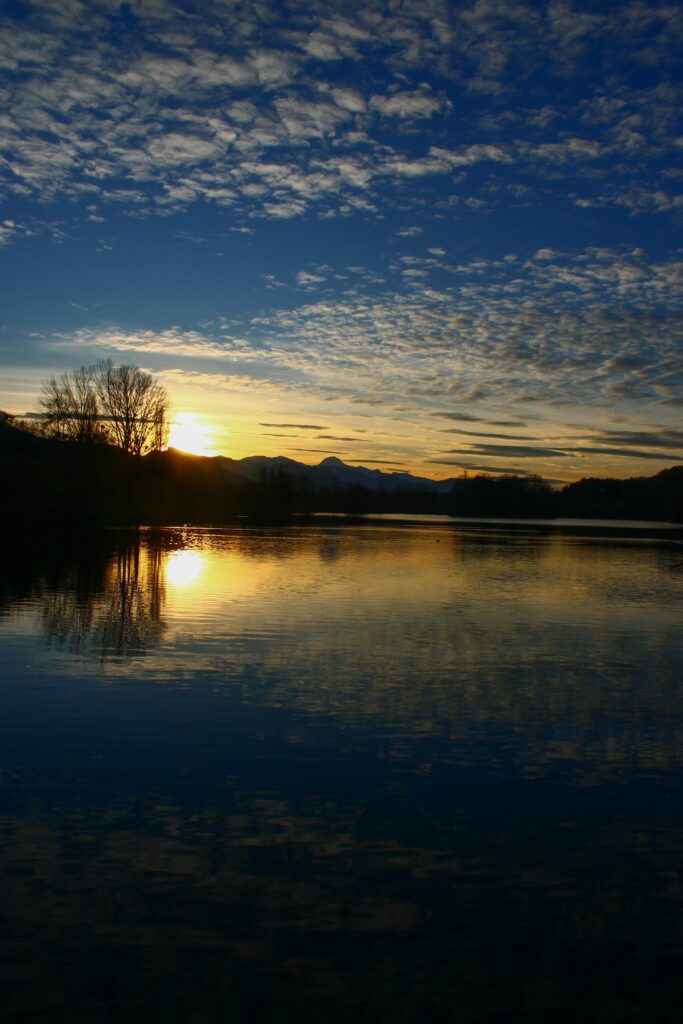 Je rejoins le lac de Montréjeau au coucher de soleil, avec de magnifiques lumières du crépuscule