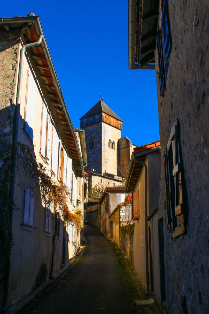 les jolies ruelles de Saint-Bertrand-de-Comminges, sur le chemin du piémont pyrénéen