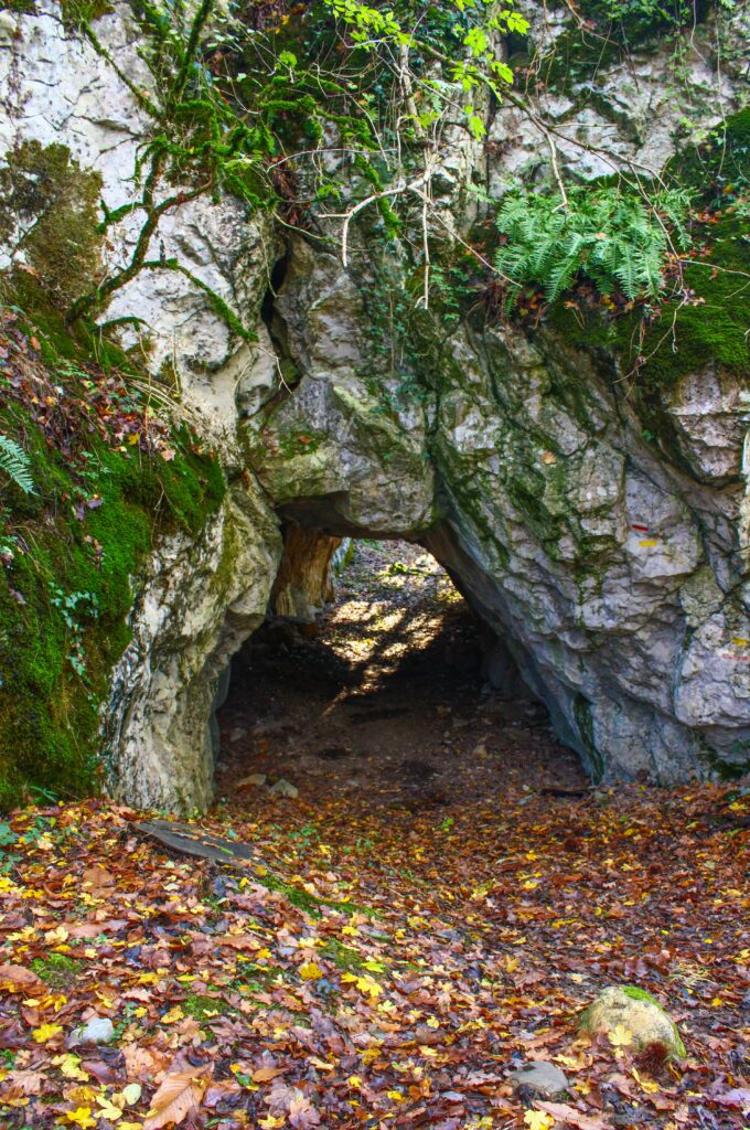 Le sentier, en bord de Garonne, passe même sous les roches le long d'un tunnel de quelques mêtres