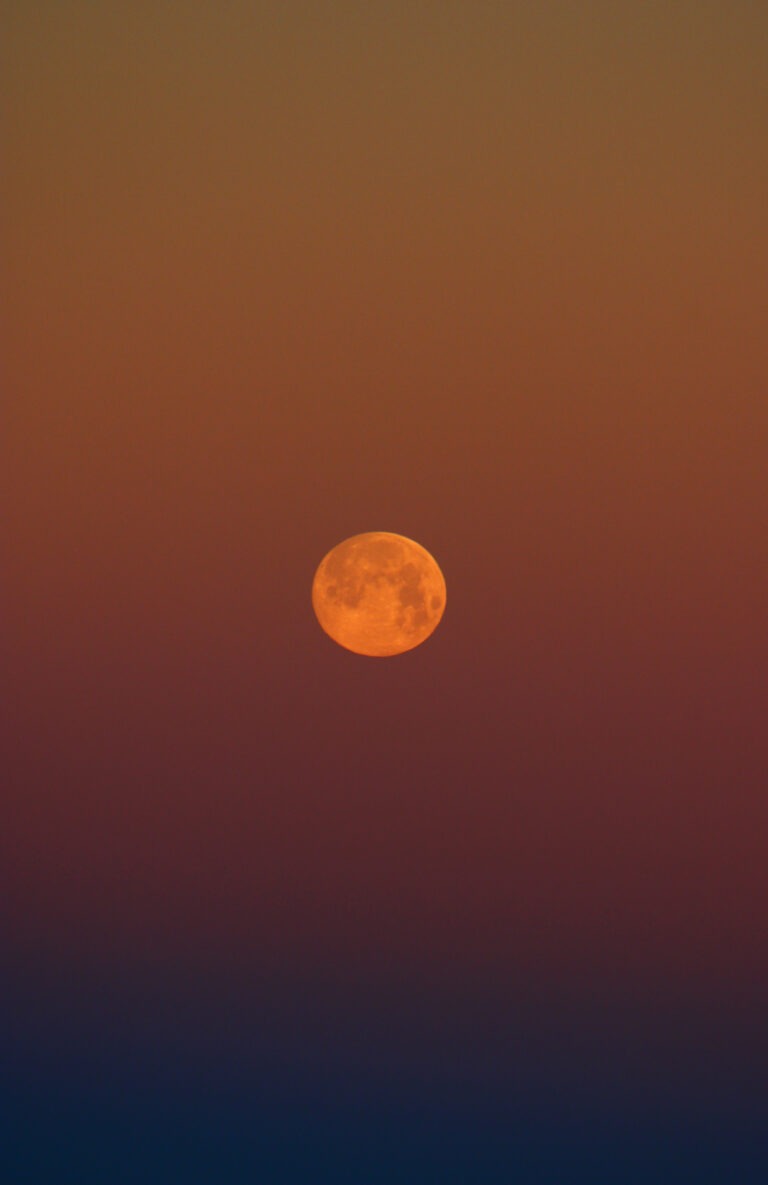 Le soleil se couche et la lune se lève sur les Pyrénées et la Barguillère.