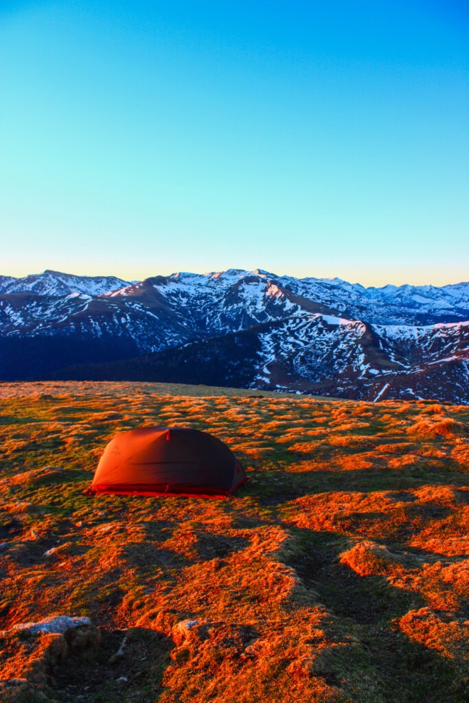 Ma tente plantée au Pech de Therme, j'ai tout le loisir d'apprécier le lever du jour sur la Barguillère et les Pyrénées