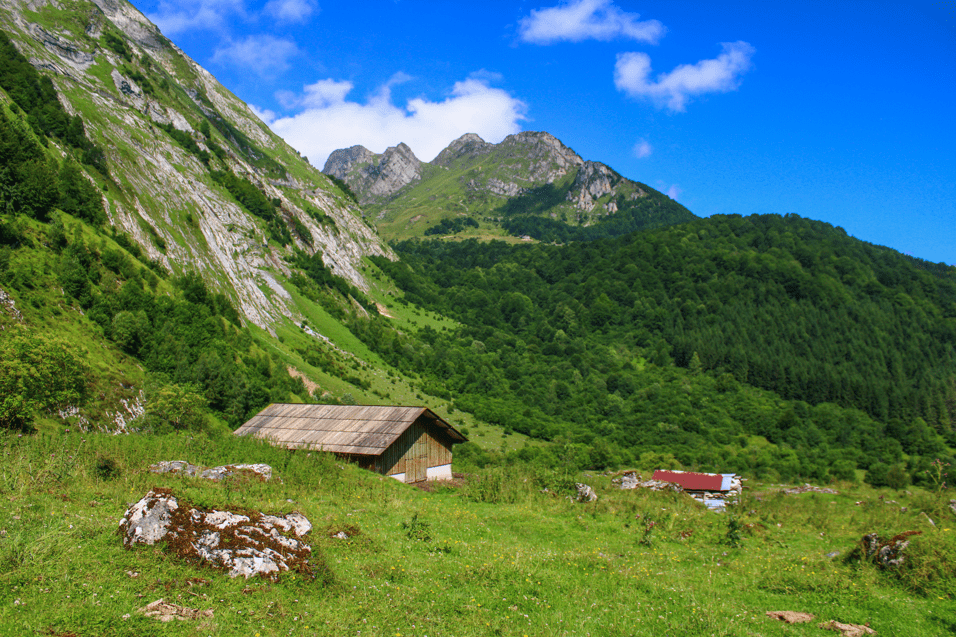 Le GRP du Val d'Azun traverse les vertes montagnes des Pyrénées.