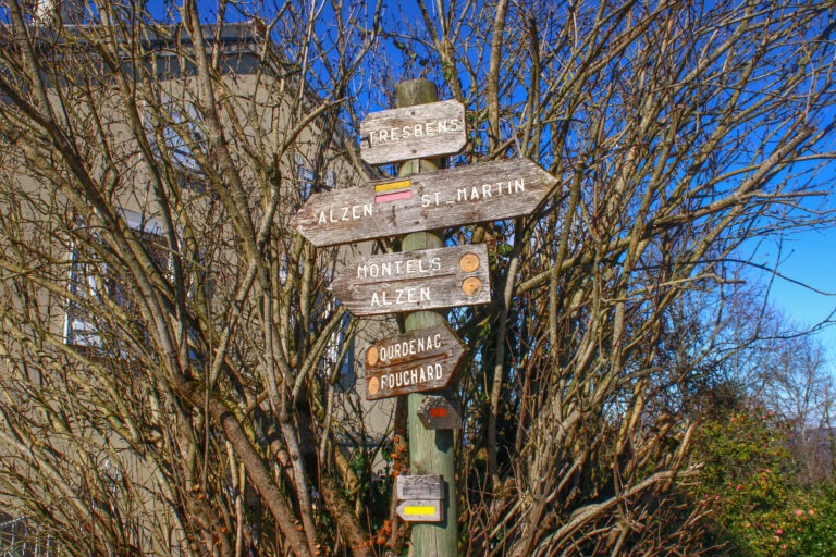 Tresbens : le tour de la Barguillère débute par la traversée de villages et hameaux de la vallée.