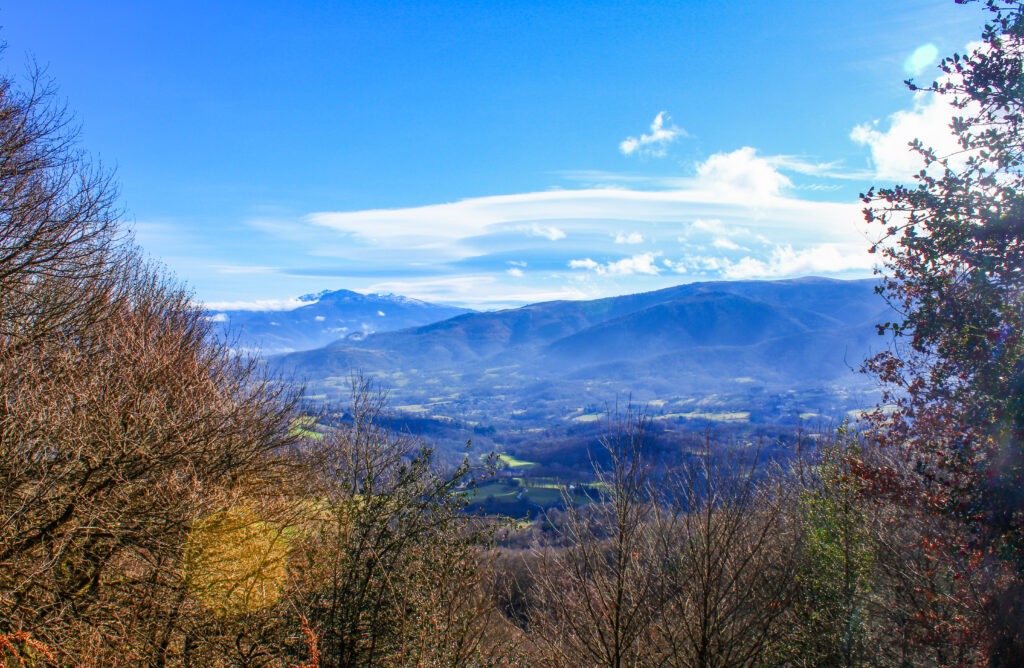 Nuages lenticulaires au dessus de la vallée de la Barguillère, en Ariège.