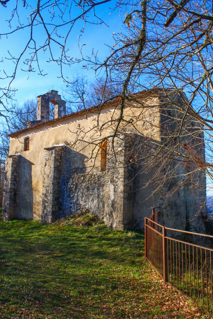 La chapelle Sainte-Croix d'Alzen offre un panorama sur le piémont pyrénéen.