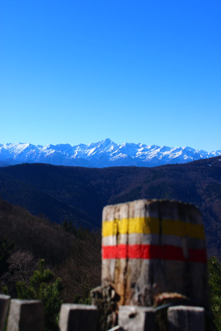 Le GRP tour de la Barguillère m'amène maintenant sur les sommets du massif de l'Arize, face au mont Valier et aux Pyrénées enneigées